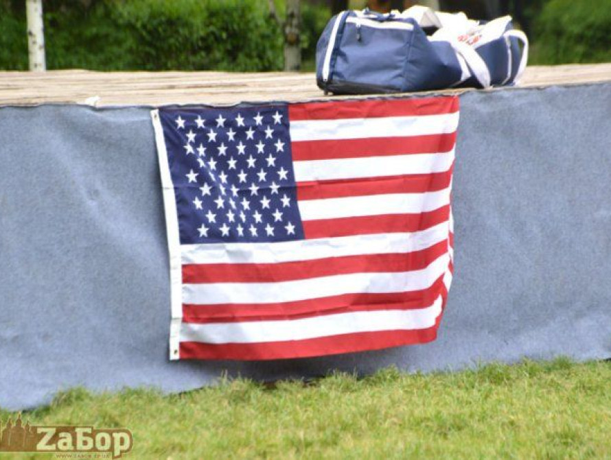 В Запорожье в "Дубовке" американцы учили горожан спортивным играм США