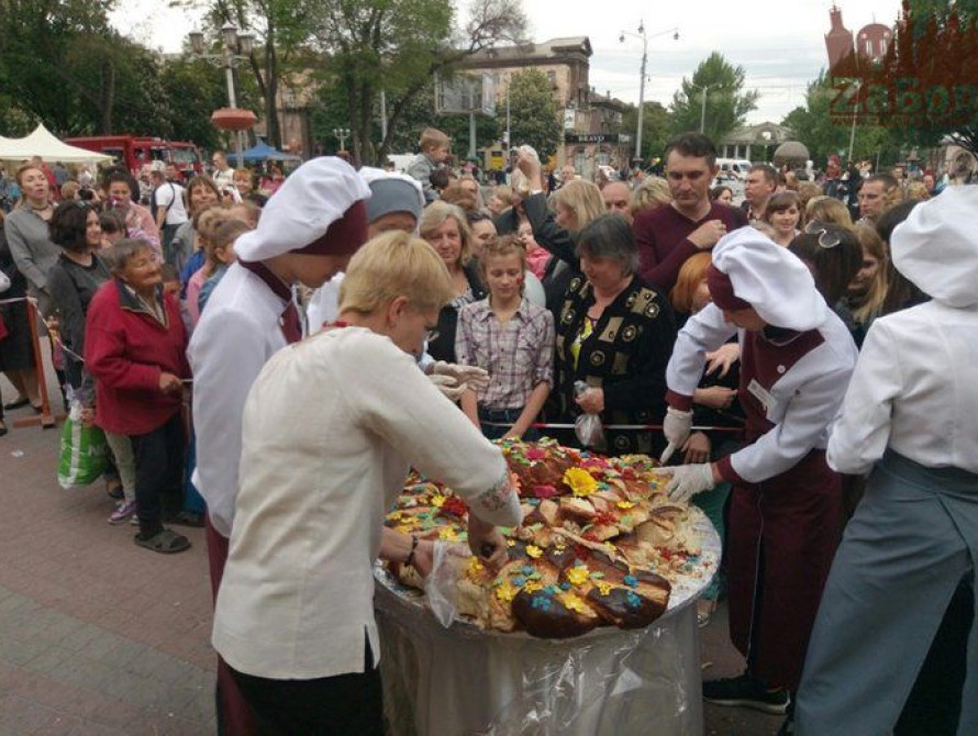 В Запорожье День матери отметили с медалями, рисунками на животах и очередями за хлебом (фото, видео)