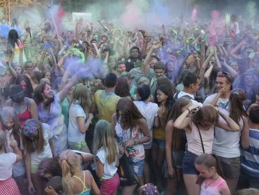 В Запорожье на Фестивале красок в Дубовке "окрасились" 2,5 тысячи челеовек