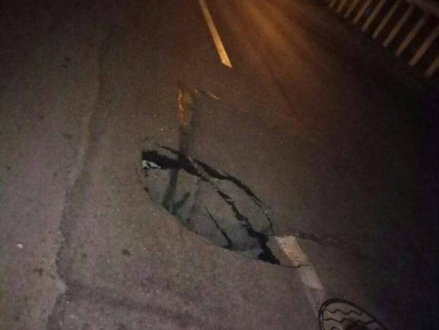 В Запорожье провалился асфальт на дороге по проспекту Металлургов (фото)