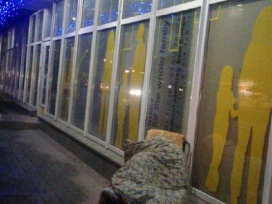 В Запорожье, чтобы попасть первыми в секонд-хенд, люди ночуют возле магазина (фото)