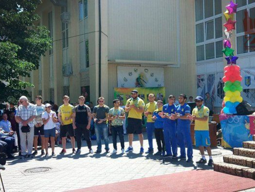 В Запорожье юбилей ШВСМ отметили с "золотым дождем" (фото)