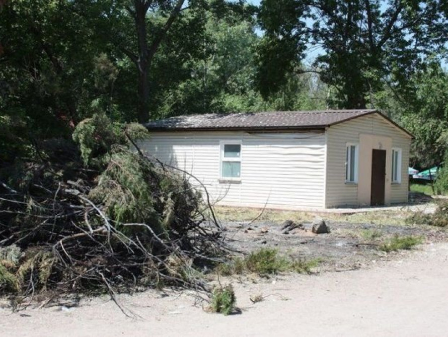В Запорожье в центральном парке не могут открыть новый туалет, построенный за пол-года