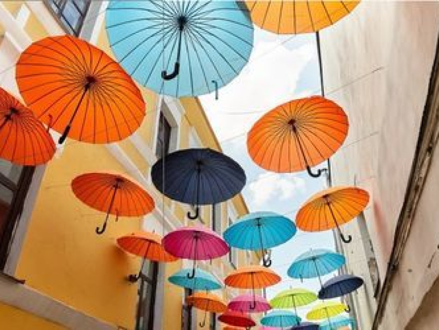 В Запорожье появилась Аллея зонтиков (видео)