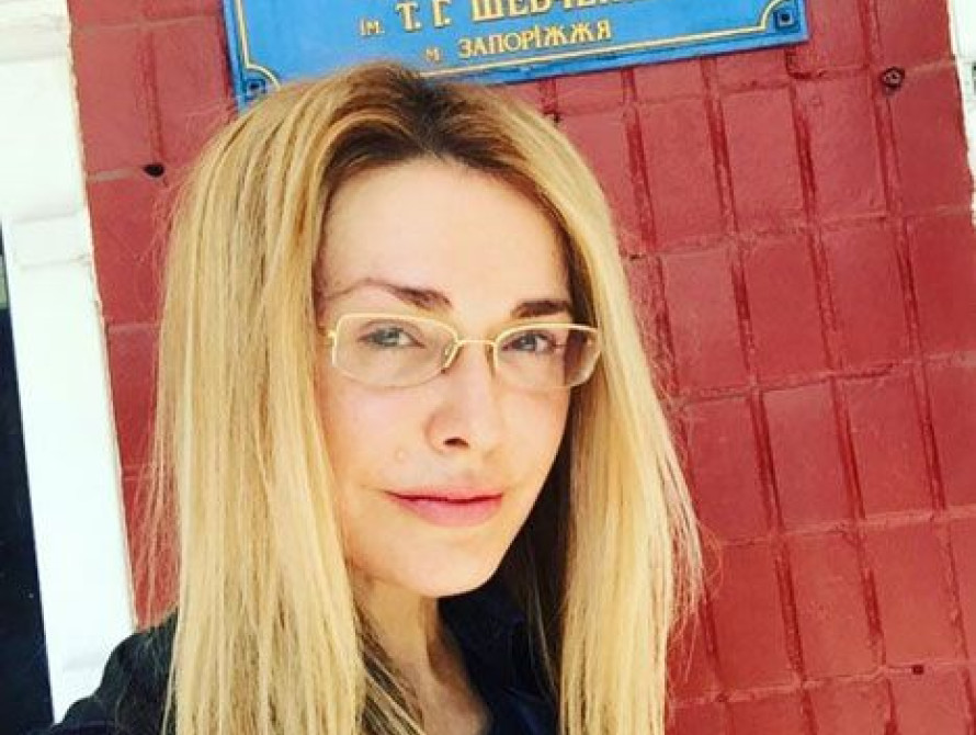 В Запорожье Ольга Сумская посетила родную школу и всплакнула 