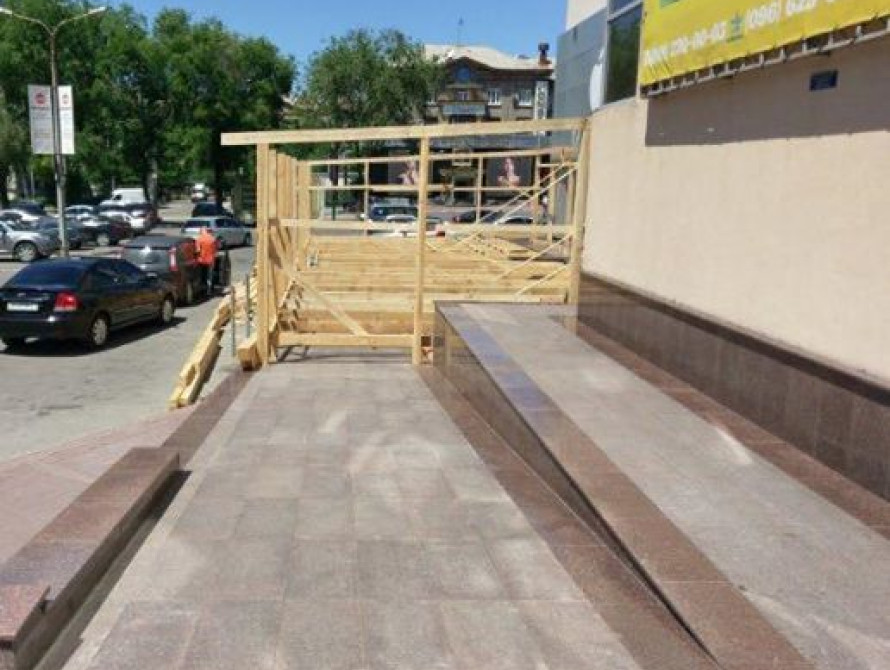В Запорожье у входа в ТЦ "Украина", где возводят летнюю площадку кафе, сделают и новый пандус