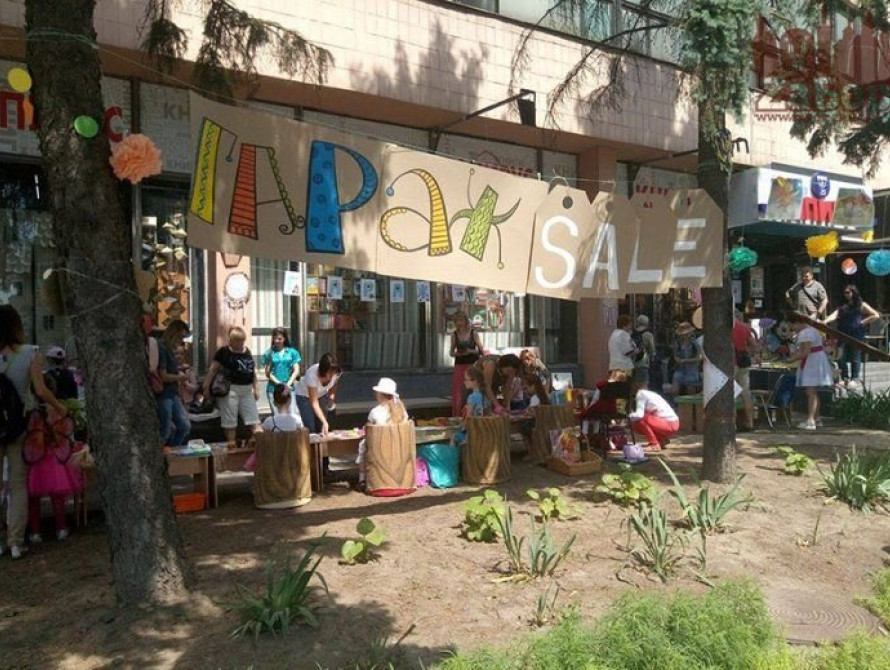 В Запорожье возле областной администрации прошел "Гараж Sale" (фото, видео)