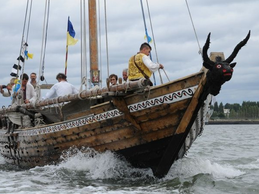 В Запорожье "Казацкую чайку", которая проводит экскурсионные прогулки, обвинили в нелегальных перевозках