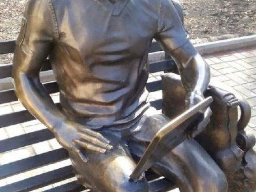 В Запорожье со второй попытки украли планшет у памятника студента (фото)