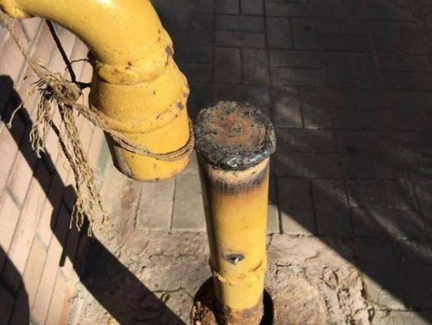 В Запорожье газовщики стали отпиливать трубу не отключив газ. Дом чуть не взлетел на воздух