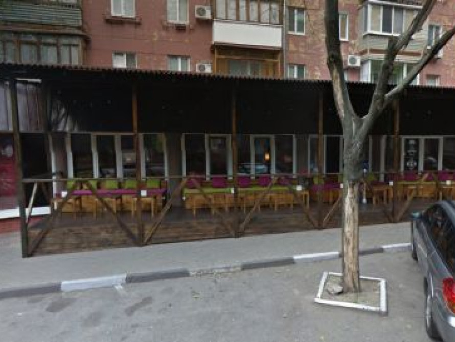 В Запорожье демонтируют еще одну летнюю площадку у кафе на улице Сталеваров