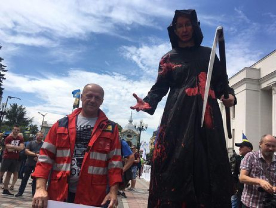 Запорожские медики объяснили, ради чего они вышли под стены Верховной Рады 