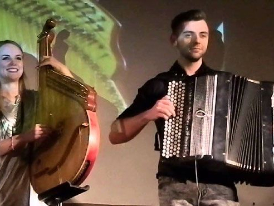 В Сети набирает популярности дуэт B&B project с запорожским баянистом, который украинизировал основную тему "Игры престолов"