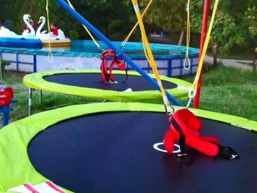 В Запорожской области на аттракционе пострадала девочка (видео)