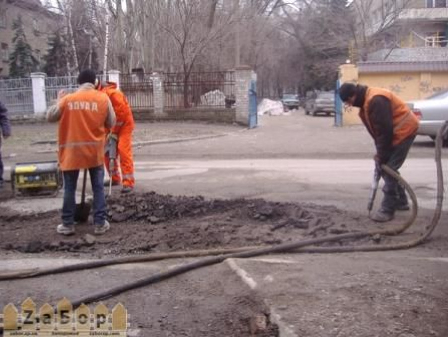 Особенности ремонта дрог от запорожских коммунальщиков (фото)