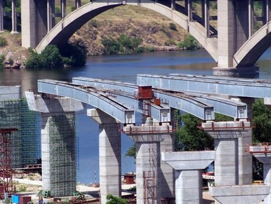 Гройсман попытался объяснить, почему строительство мостов в Запорожье будет остановлено