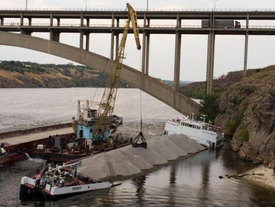 В Запорожье, севшую на мель баржу, разгрузили на одну четверть