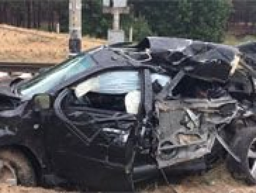 Поезд "Бердянск-Киев" протаранил "Лексус" (фото)