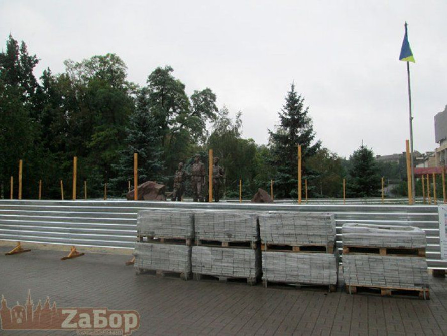 В Запорожье проводят реконструкцию памятника афганцам (фото)