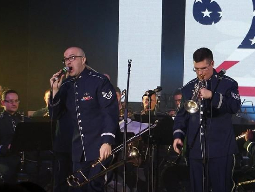 В Запорожье концерт ВВС США прошел с аншлагом, танцами и прокурором (фото, видео)
