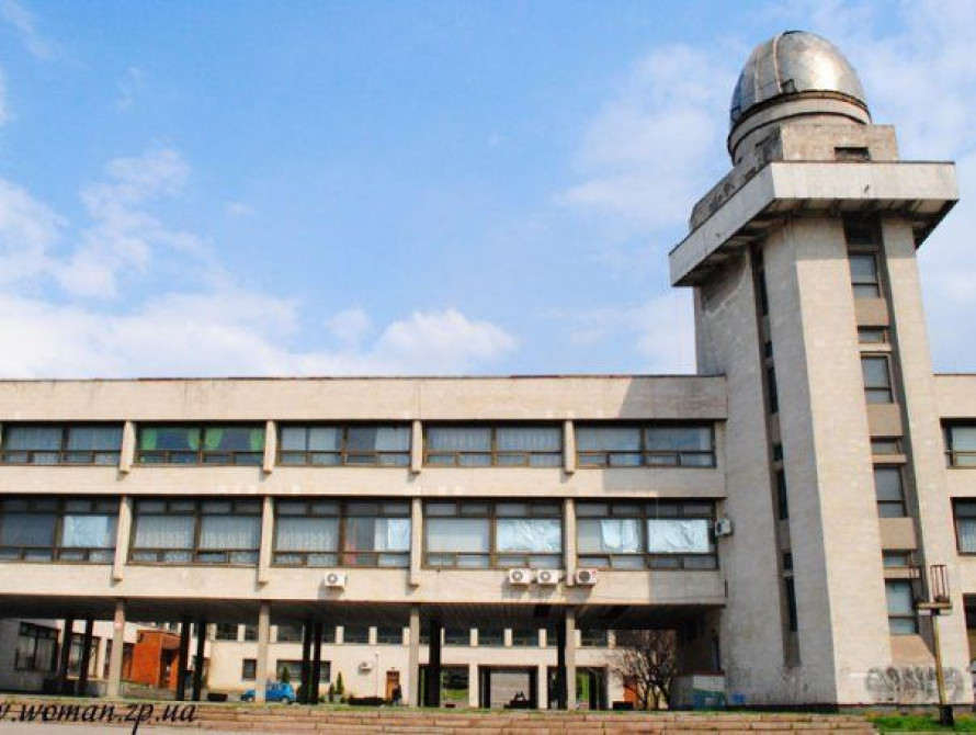 В Запорожье в бывшем Дворце пионеров расписывают стены (фото)