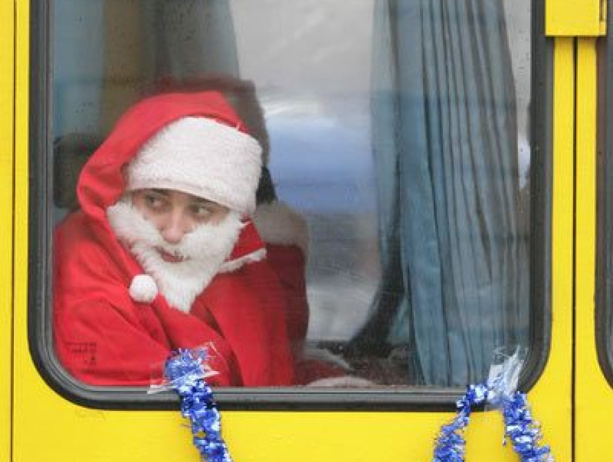 В Запорожье перед мэрий собрались Дед Морозы и ангелы (фото)