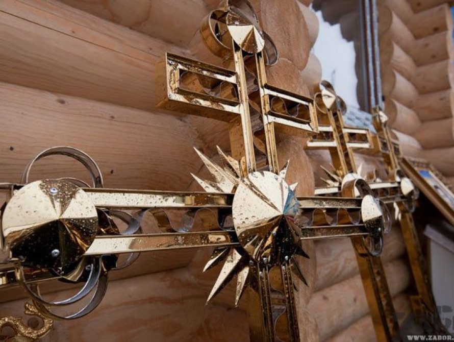 Мужчина, которого избили церковные "охранники" в Запорожье, заявил что получил перелом, упав с бордюра