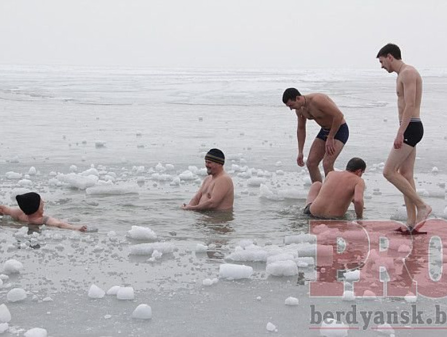 В Запорожье на Правобережном пляже, на праздновании Крещения, в воду окунались нацгвардейцы, "азовцы" и нардеп 