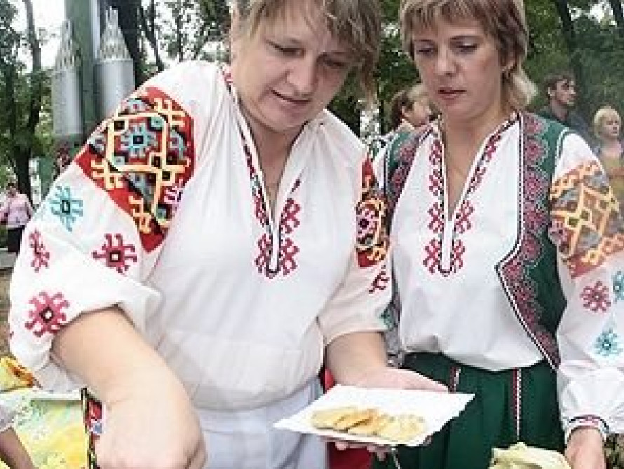 В Запорожье недалеко от мэрии сжигали Масленицу, а пепел предлагали... съесть