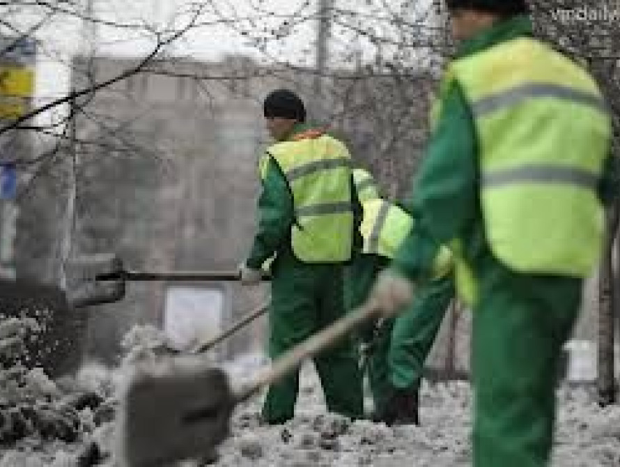 В Запорожье более 15 комунальщиков проводили показательную уборку возле здания прокуратуры (фото)