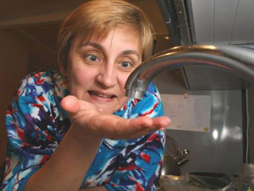 В Запорожье на "Песках" жители остались без воды. В микрорайон завозят питьевую воду на машинах (фото)