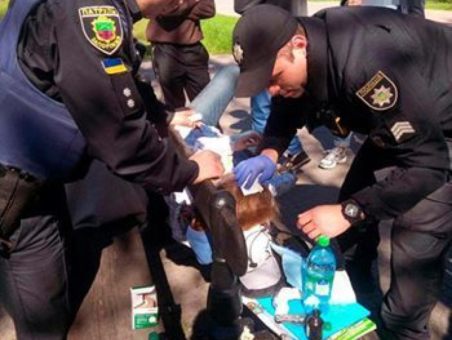 В Запорожье во двор забежала полуголая женщина со следами крови на теле (Видео)