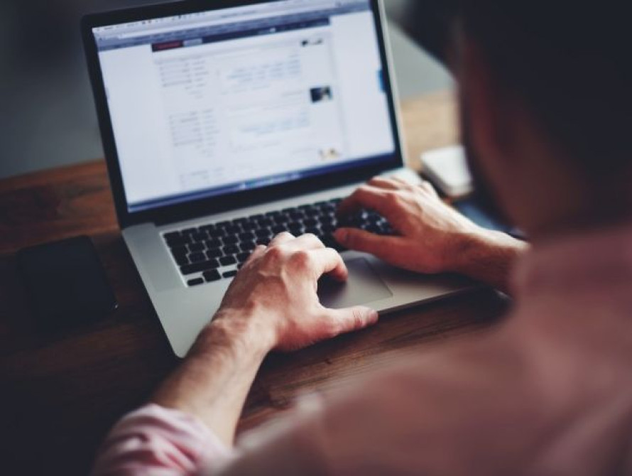 В Запорожье подросток повис на карнизе 18-го этажа 