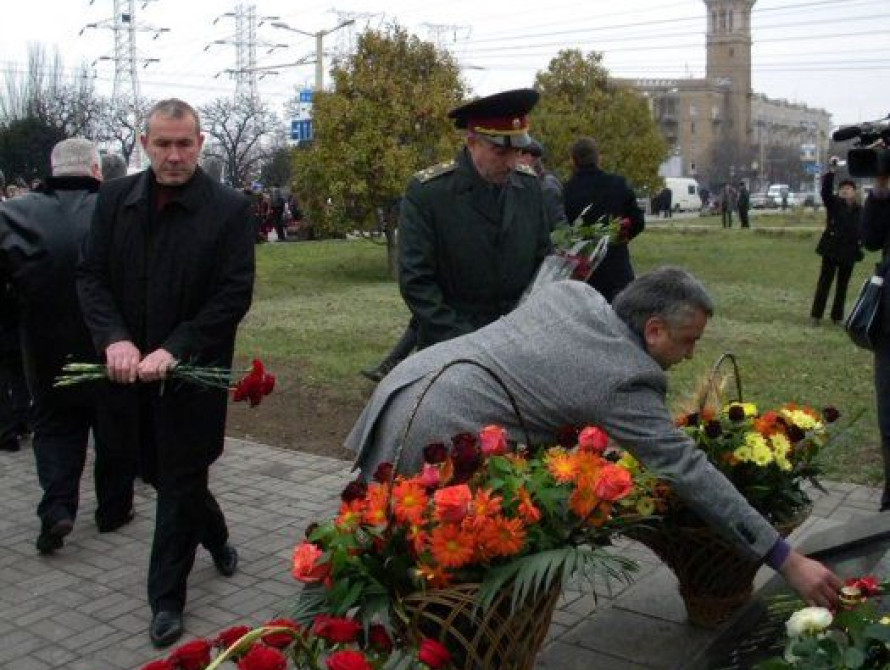 В Запорожье изувечили памятник жертвам Голодомора (фото)