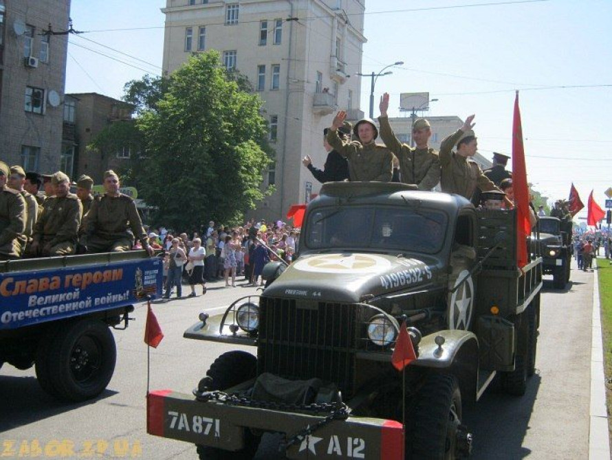 В Запорожье в шествии "Полка Победы" участвует около тысячи человек (фото)