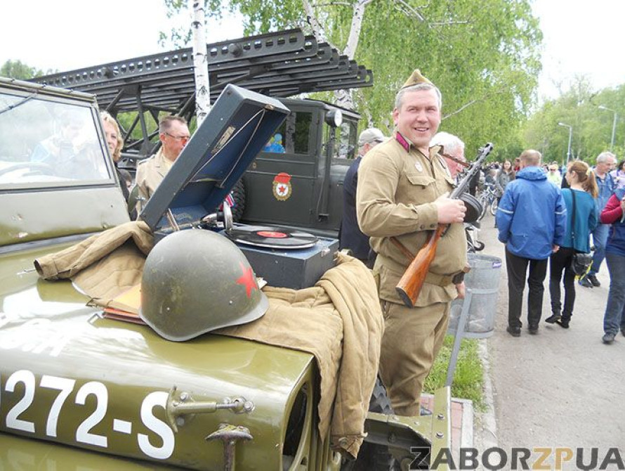 Ретро-авто и солдатская каша – в Запорожье в парке Победы отметили 9 мая (фото)