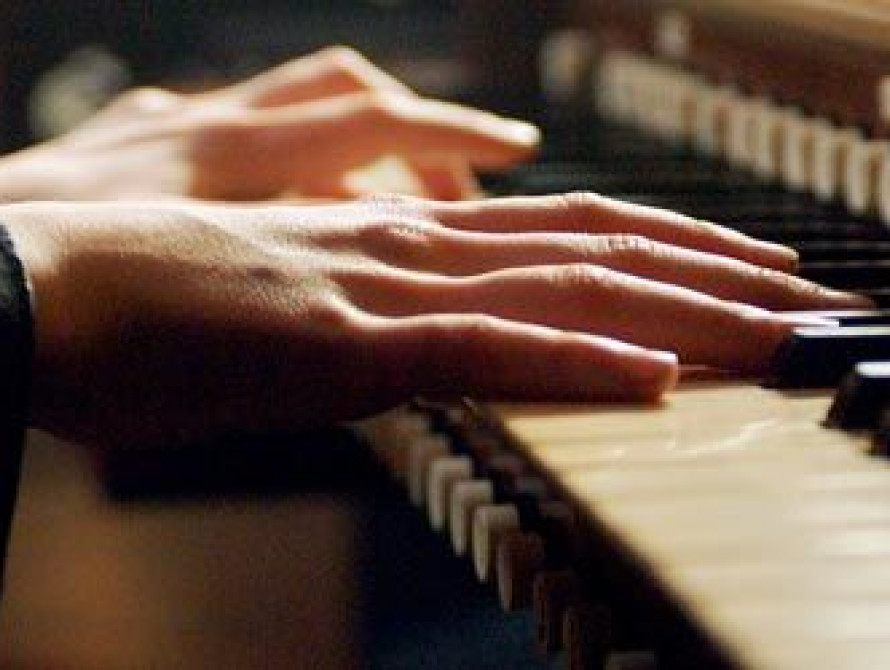 В Запорожье PianoБой спел дуэтом с юной пианисткой на крыше (видео)