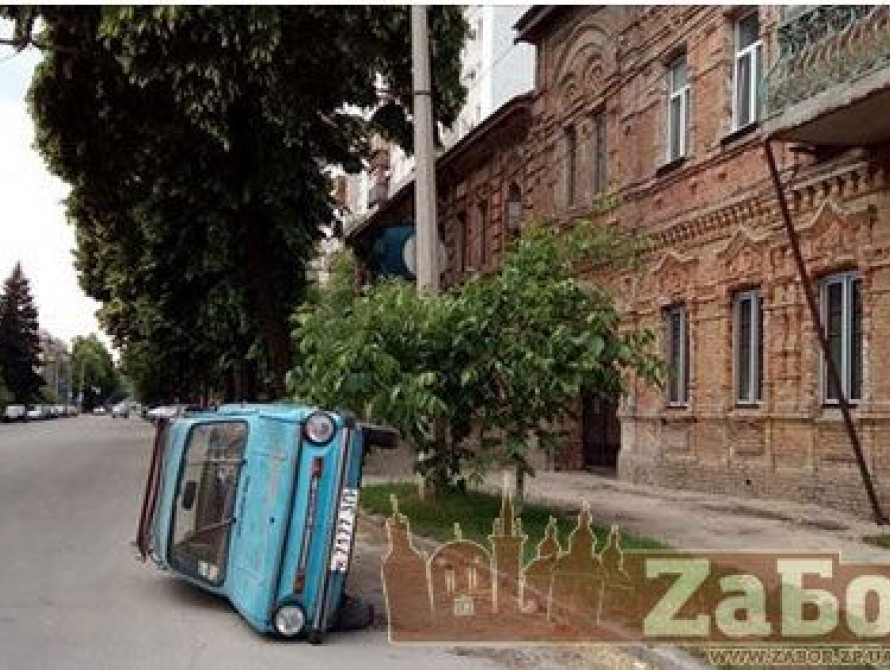 В центре Запорожья хулиганы перевернули на бок "Запорожец"