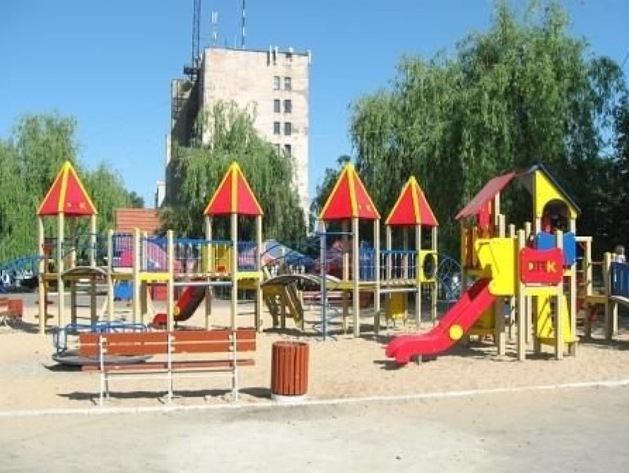 В Запорожье на детской площадке постоянно травмируются дети, мэрия не хочет заниматься этой проблемой 