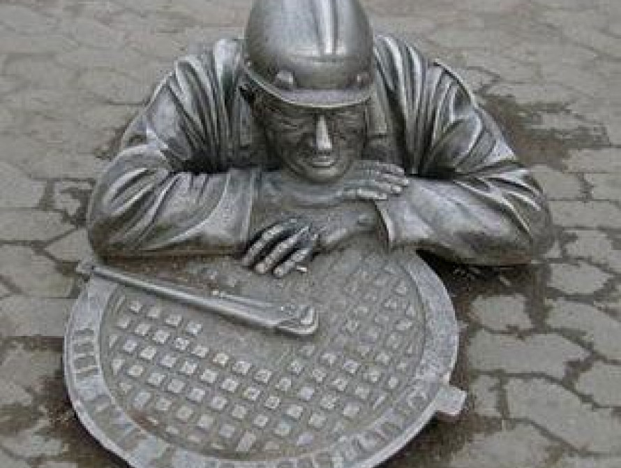 В Запорожье коммунальщики искали заасфальтированный люк (фото)