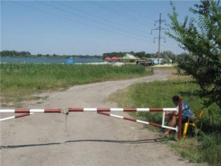 На Запорожском курорте спасли мужчину, которого унесло в море