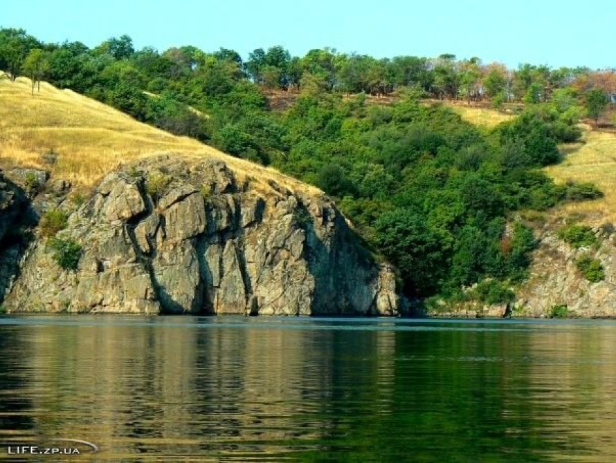 В Запорожье со скалы сорвалась девушка