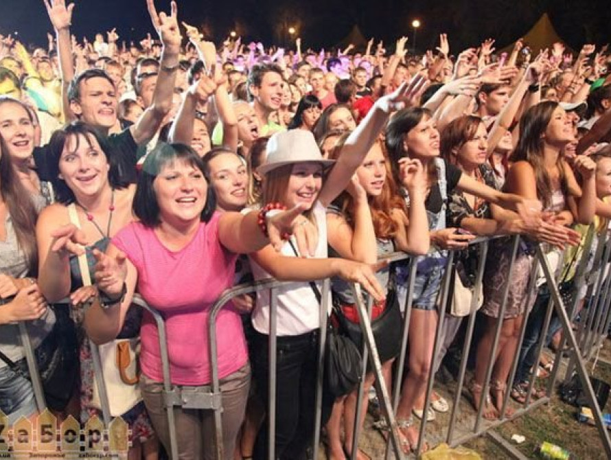 10 тысяч запорожцев вместе праздновали День металлурга и горняка 