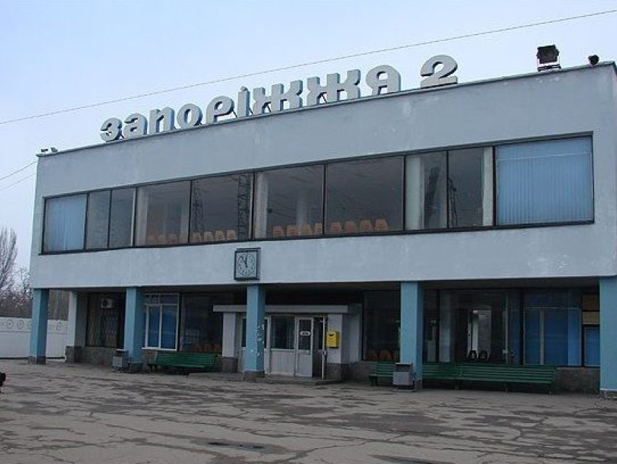 В Запорожье возле вокзала ремонтируют тротуары (фото)