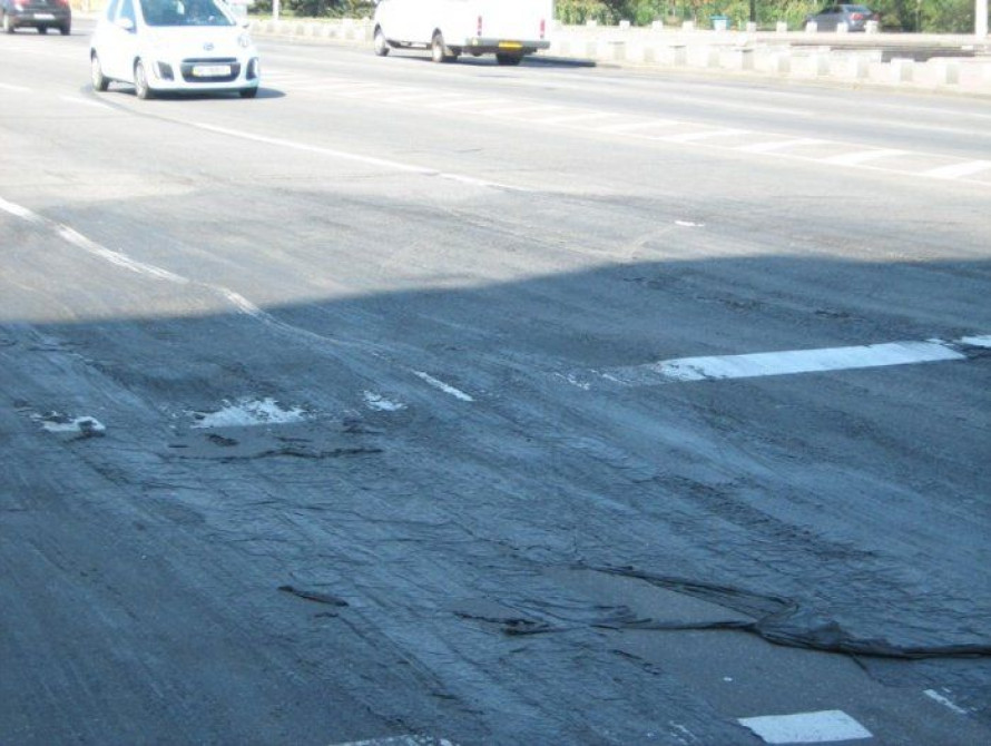 В Запорожье на Днепрогэсе, после ремонта, "поплыло" дорожное покрытие (фото)