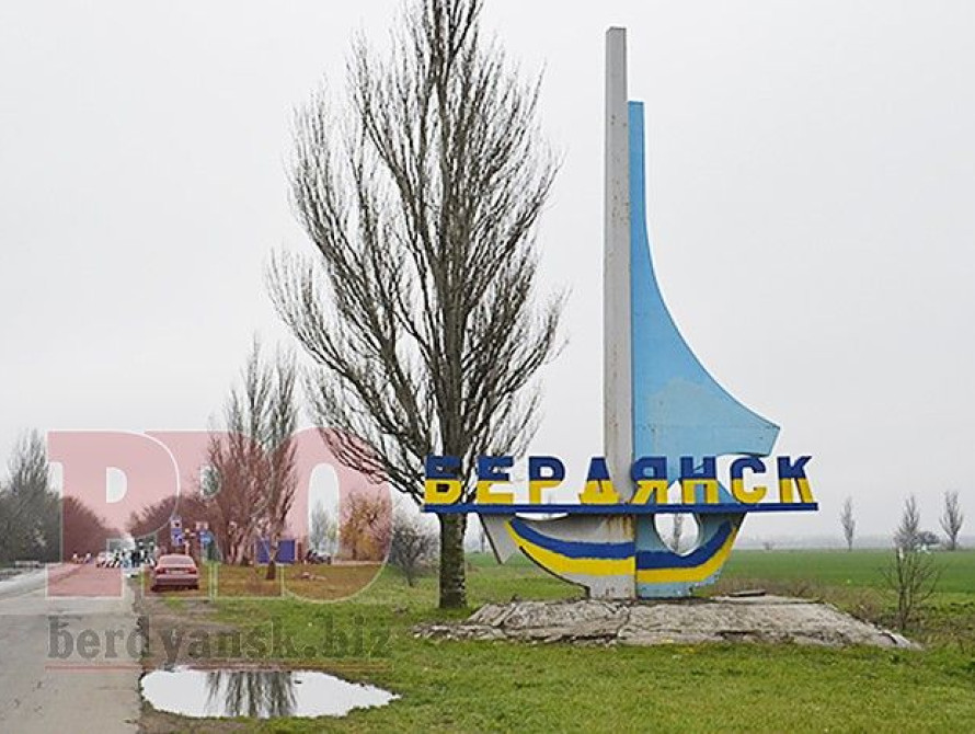 В Бердянске в центре города разбили "писающего мальчика" (фото)