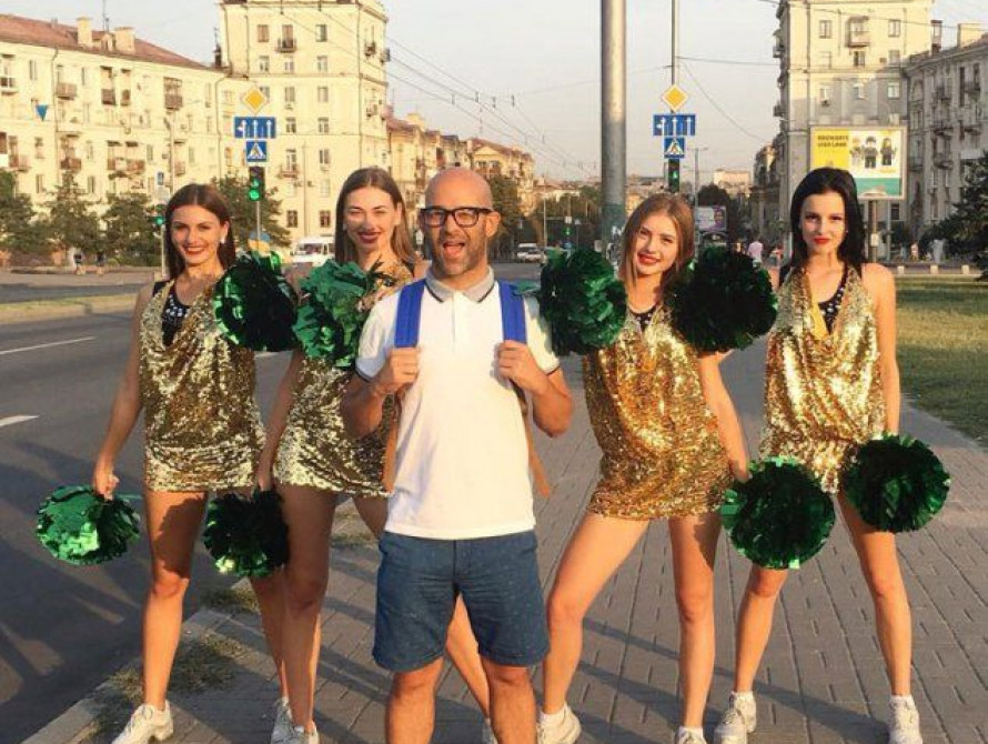 В Запорожье турецкий певец снял клип с девушками из группы поддержки