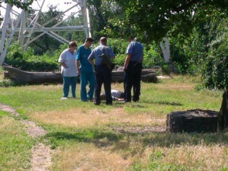 В Запорожье в сквере Пограничников лежит труп 
