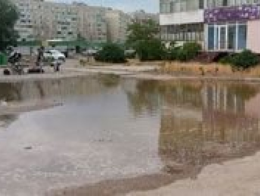 В Запорожье возле дороги бил 30-метровый "фонтан" (видео)