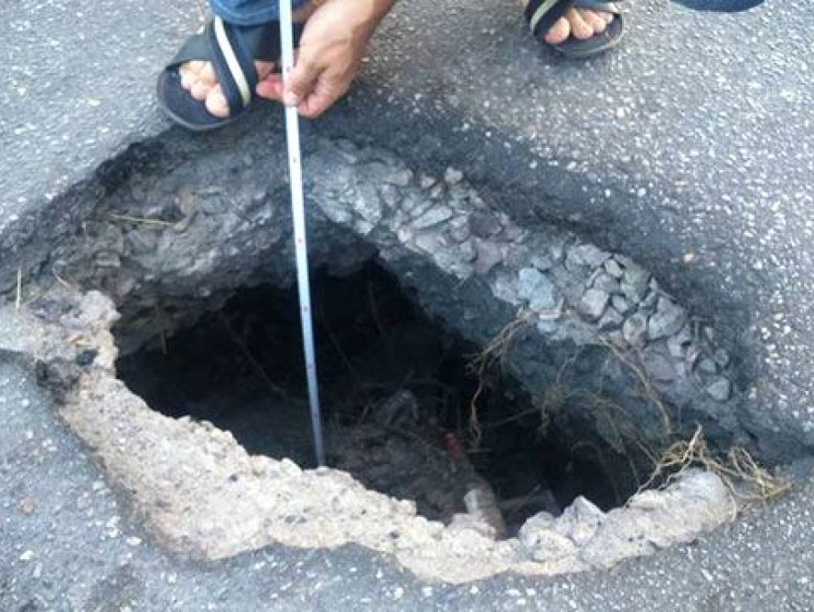 В центре Запорожья мужчина упал в 3-метровую яму 